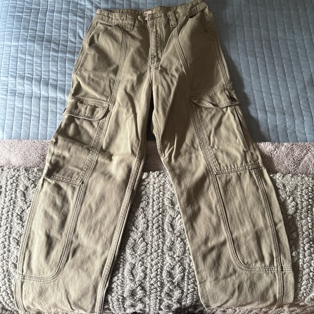 Billabong women’s green straight leg cargo pants